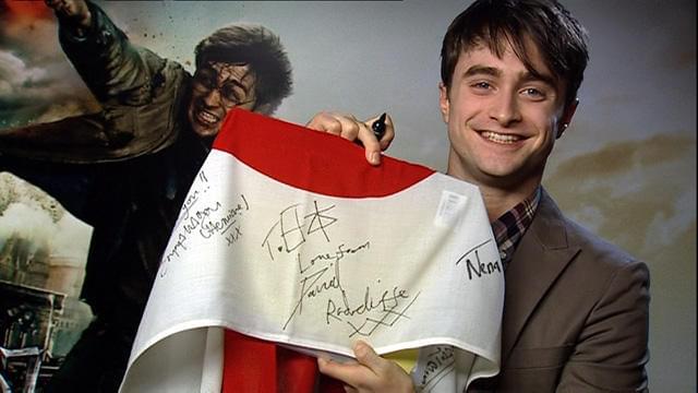 「ハリポタ」出演者のメッセージ入り国旗、宮城・村井知事のもとへ