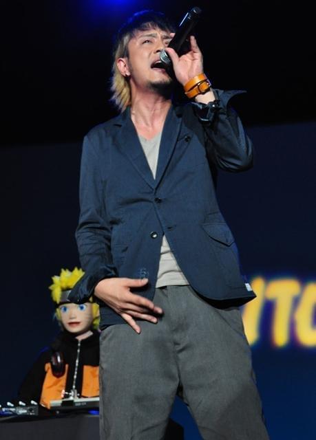 遊助が“DJ”ナルトを従え自ら作詞した映画主題歌を熱唱！