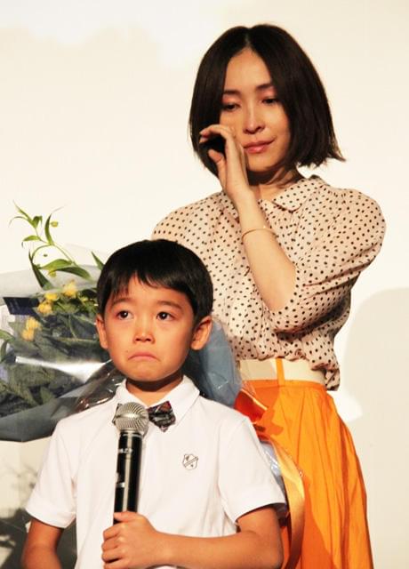 涙を流す麻生久美子と土師野隆之介