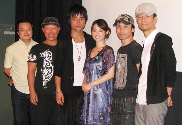 舞台挨拶に立った「AVN エイリアンVSニンジャ」に主演の 三元雅芸、肘井美佳、千葉誠治監督ら