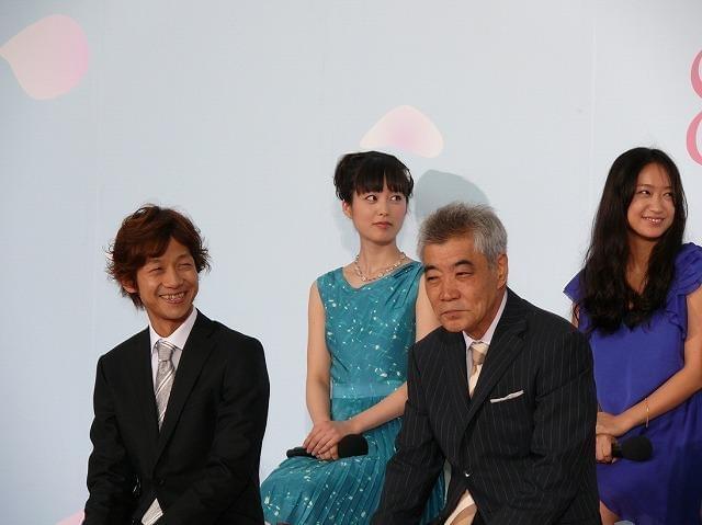 櫻井翔、リムジンに舞い上がる「神様のカルテ」完成披露