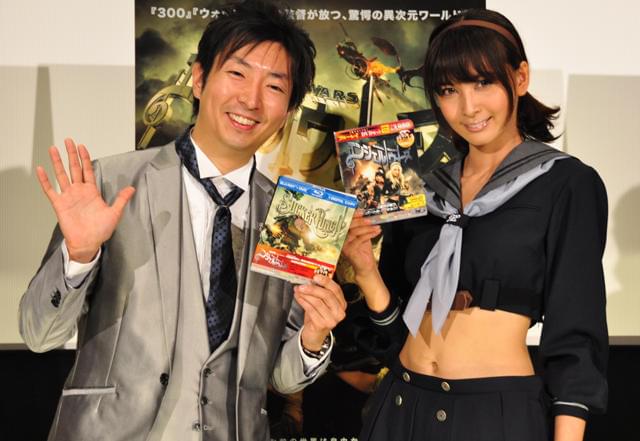 加藤夏希、26歳でへそ出しセーラー服にご機嫌