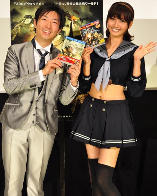 加藤夏希、26歳でへそ出しセーラー服にご機嫌