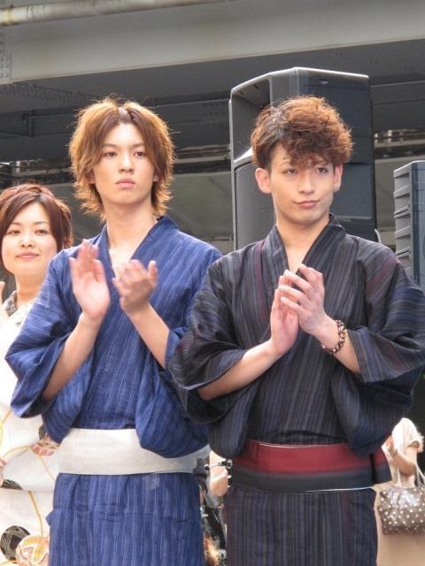 「D2」荒井敦史＆陳内将、有楽町駅前で“納涼”打ち水