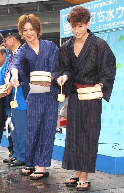 「D2」荒井敦史＆陳内将、有楽町駅前で“納涼”打ち水