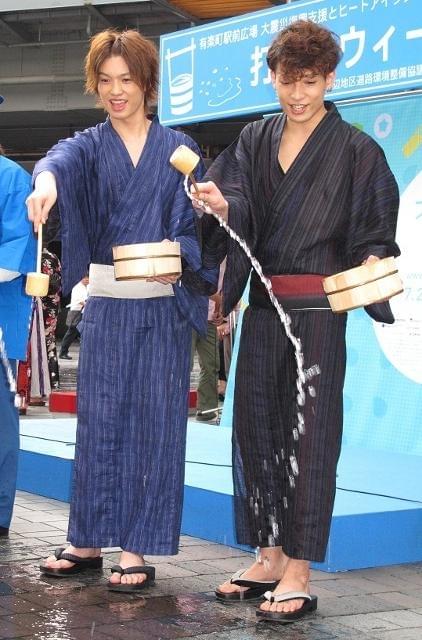「D2」荒井敦史＆陳内将、有楽町駅前で“納涼”打ち水