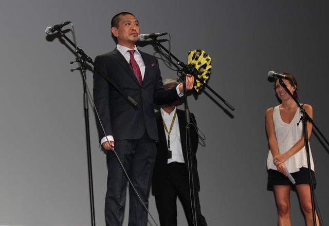 松本人志監督、ロカルノ映画祭でイタリア語挨拶披露しファン爆笑