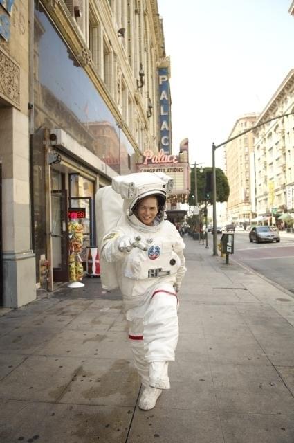 市原隼人、宇宙服に身を包みLAに飛び出す
