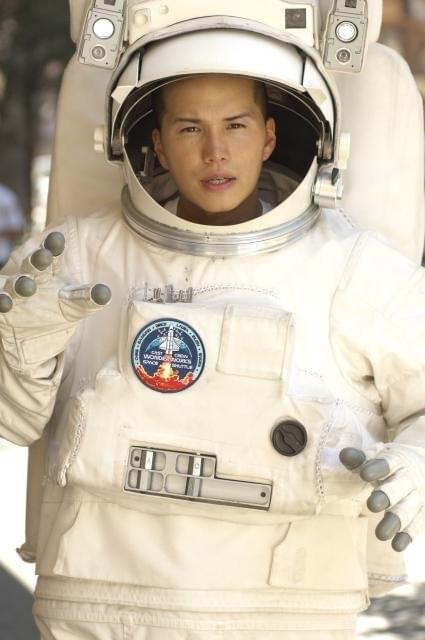 市原隼人、宇宙服に身を包みLAに飛び出す