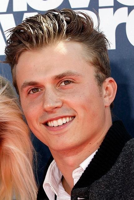 リメイク版「フットルース」予告編が公開 主演の若手2人はどんな俳優？