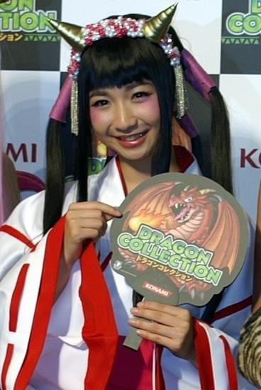 巫女キャラコスプレを披露した綾乃美花