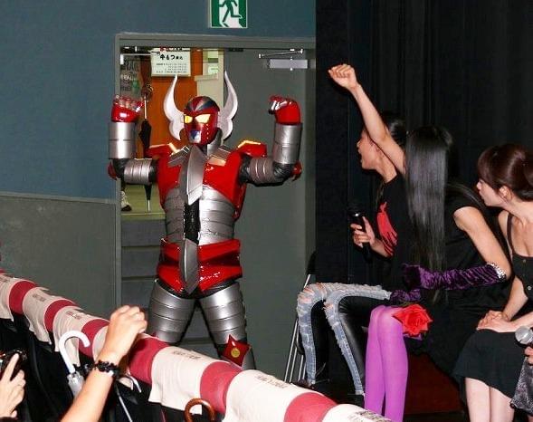 「SUSHI TYPHOONまつり」最終日に、電人ザボーガーが飛び入り