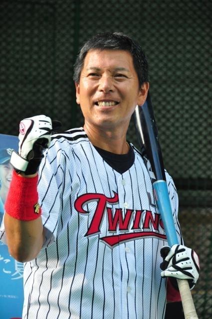 パンチ佐藤がホームラン祈願でフルスイング 62球目で快音！