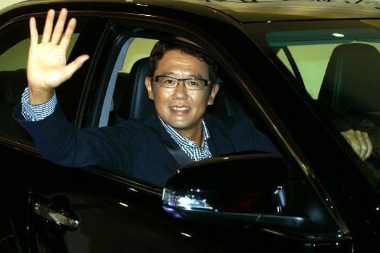 古田敦也、美女とドライブデートを満喫