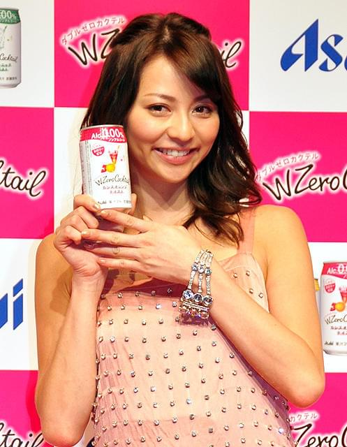 ノンアルコールカクテルをPRする香里奈
