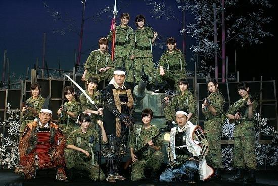 Berryz工房＆℃‐ute“戦うアイドル”迷彩服でほふく前進