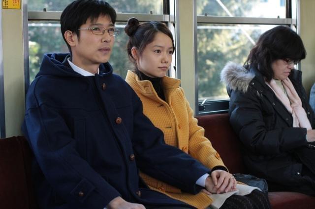 本物の夫婦のような表情を見せる堺雅人と宮崎あおい