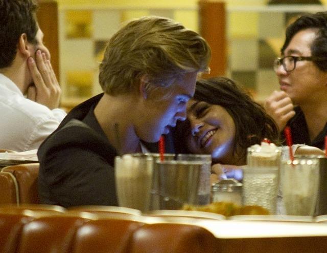 バネッサ・ハジェンズ、ディズニー俳優とセフレ関係!?