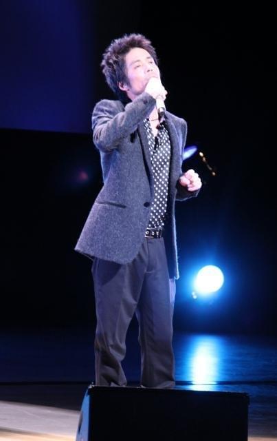 岸谷五朗、47歳誕生日は“妻”＆“不倫相手”に挟まれタジタジ