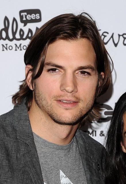 アシュトン・カッチャー、出演ドラマ内で宣伝行為