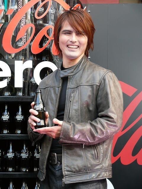 琉球トム・クルーズ、ハチ公前で「M:i:IV」＆「コカ・コーラ ゼロ」PR