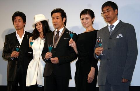 岸谷五朗、萬田久子との不倫はゴメンナサイ!?