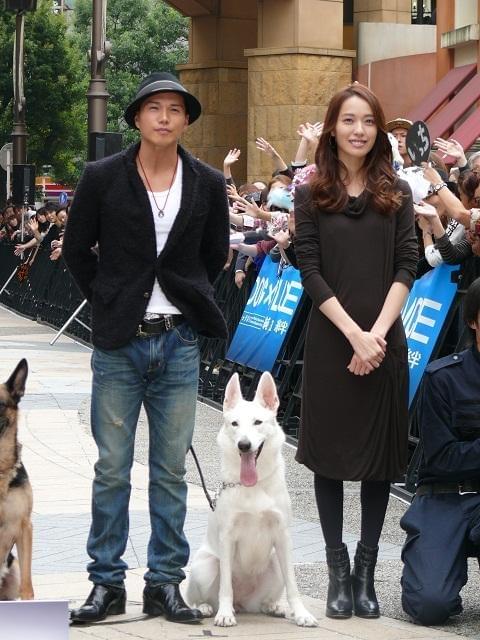 市原隼人&戸田恵梨香、相棒犬と“純白の絆”再確認