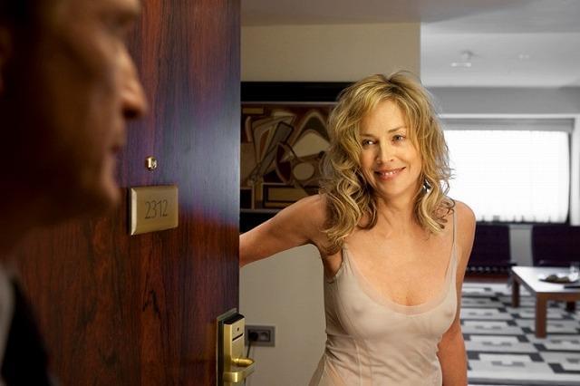 53歳シャロン・ストーン、バストラインくっきりのセクシー画像を入手！