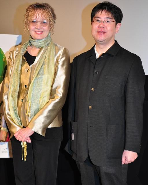 舞台挨拶に立ったメアリー・ポープ・オズボーン とメガホンをとった錦織博監督