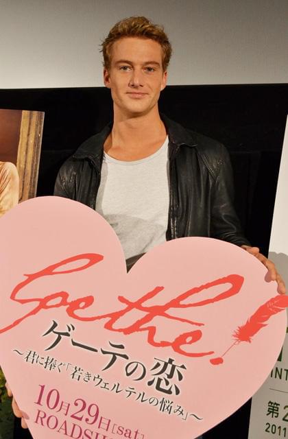 若きゲーテを演じたA・フェーリング、生まれて初めてカラオケを体験