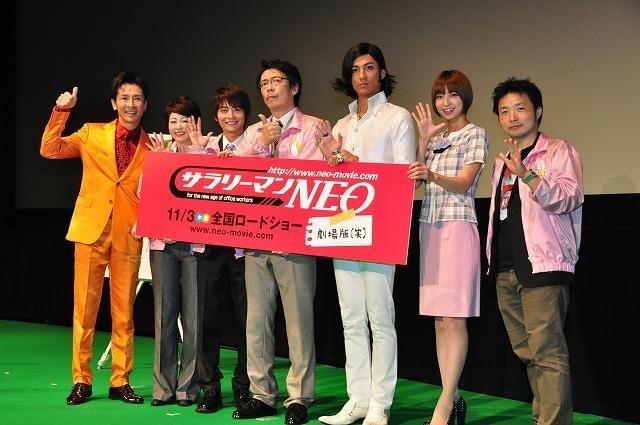 “セクスィー部長”沢村、篠田麻里子を抱擁し客席から悲鳴