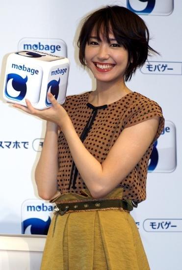 ガッキー苦笑い、モバゲーCM起用でカメラマン投球ポーズ要求