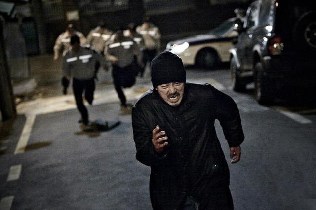 大規模カーチェイスで20台が廃車に「哀しき獣」本予告公開