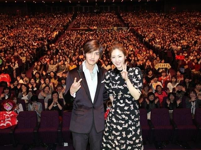 約4000人のファンをバックに記念撮影