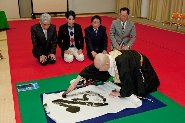 清水寺・森貫主、映画の題字に初挑戦 吉沢悠の2011年は「旅」