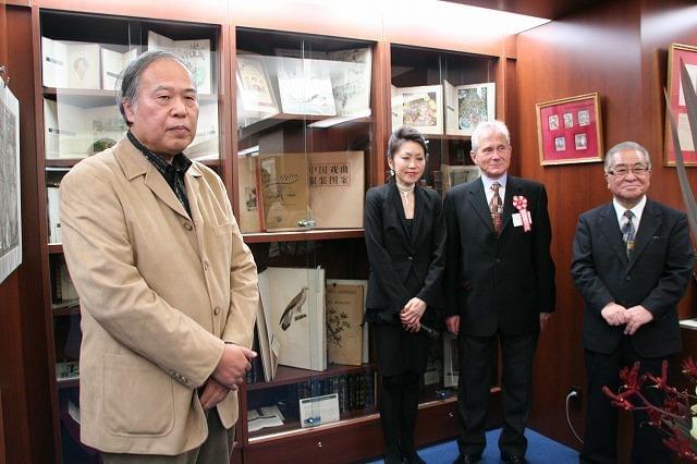 世界の希少本がずらり 日本橋にアンティーク本専門店オープン