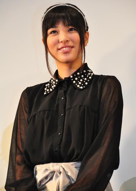 有村架純＆竹富聖花、共演男優の痔告白に困惑の笑み