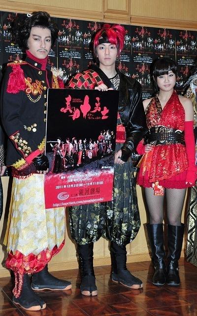 「モー娘。」新垣、真っ赤なセクシー忍者衣装にご機嫌