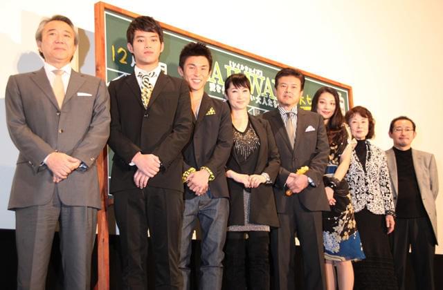 三浦友和＆貴大、初日舞台挨拶で“ビックリ”初2ショット披露