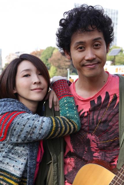 “懐妊”麻生久美子、主演最新作で初共演・大泉洋と子育て