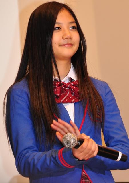 真野恵里菜「20歳なのに女子高生ライダーです」と自虐挨拶