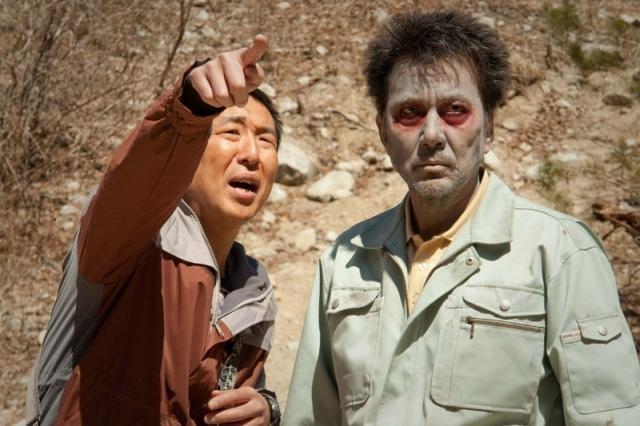 役所広司、人生初のゾンビ姿を披露 「キツツキと雨」予告編公開