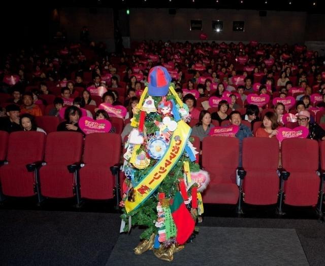 TOHOシネマズ梅田に登場した“ワガママツリー”