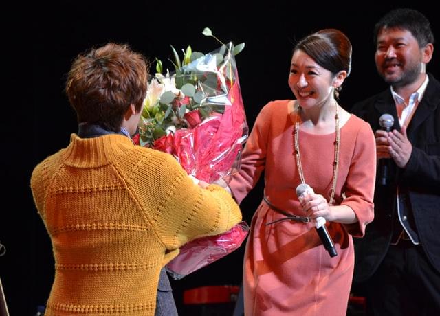 パク・ジョンミン、酒井美紀にひざまずき「僕の元に戻ってきて！」