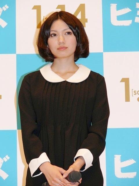 染谷将太＆二階堂ふみ“最優秀新人俳優賞”トロフィーと初対面