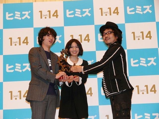 染谷将太＆二階堂ふみ“最優秀新人俳優賞”トロフィーと初対面