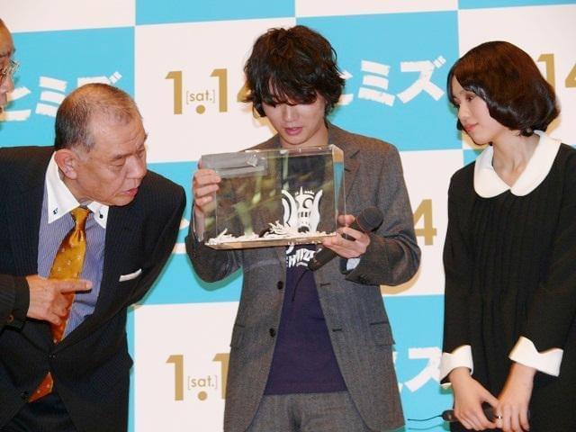 染谷将太＆二階堂ふみ“最優秀新人俳優賞”トロフィーと初対面