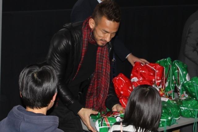 クリスマスプレゼントを手渡した中田英寿氏