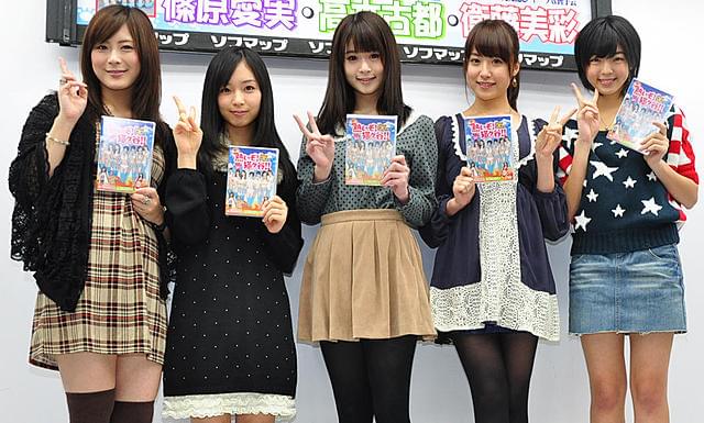 DVD発売記念イベントに登場した秋月（右端）らミスマガメンバー