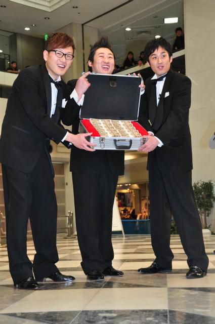 賞金1000万円を手にしたロバート